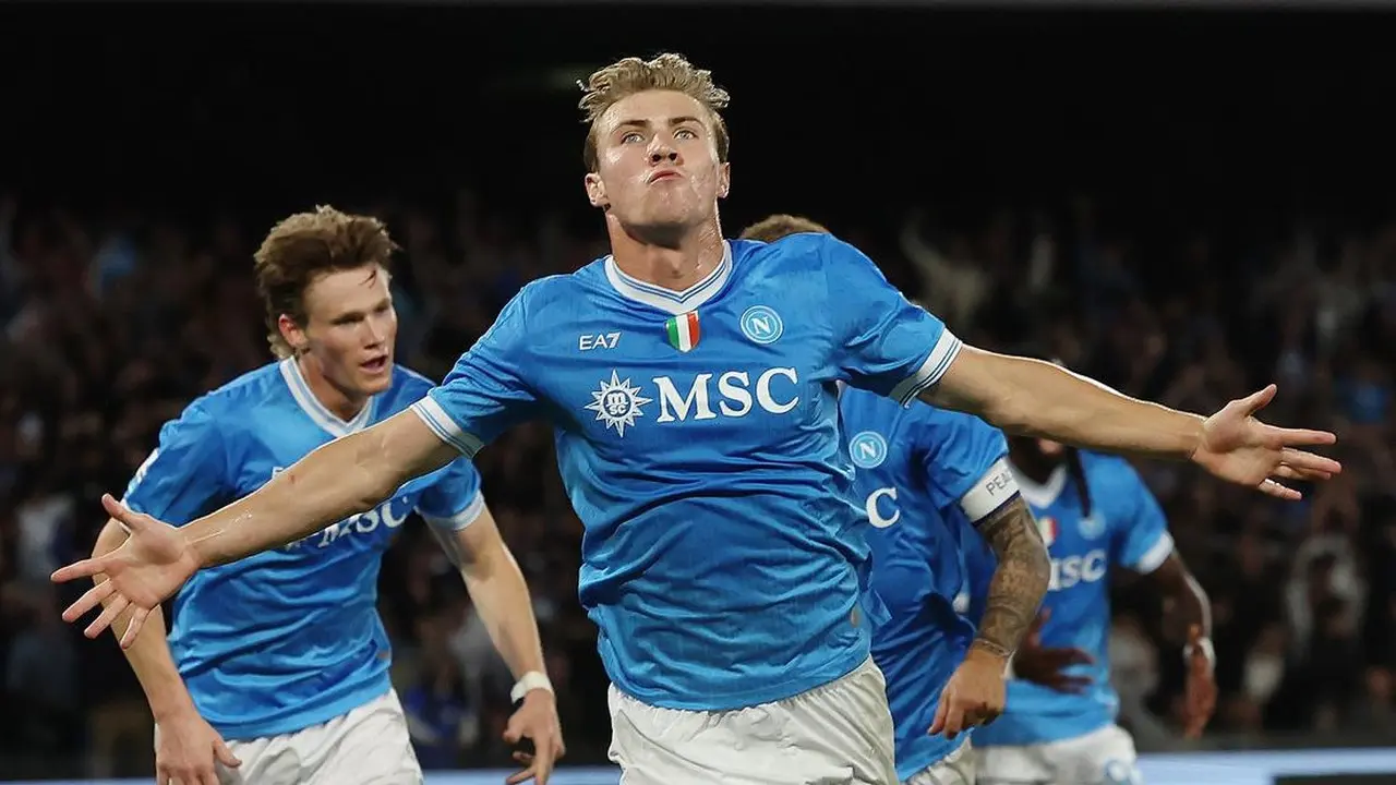 Comeback Dramatis Napoli! Hojlund Antar Partenopei Menang 2-1 dari Genoa