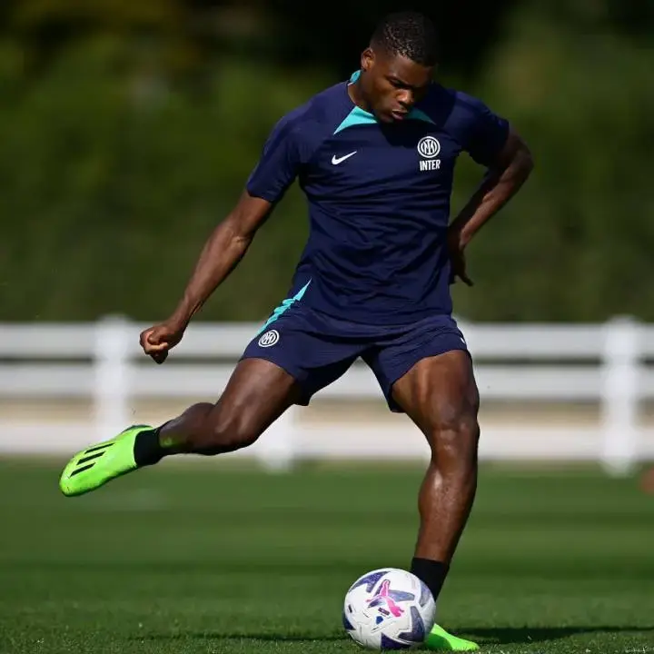 Akibat Cedera Pergelangan Kaki, Denzel Dumfries Dipastikan Absen Lama Bela Inter Milan