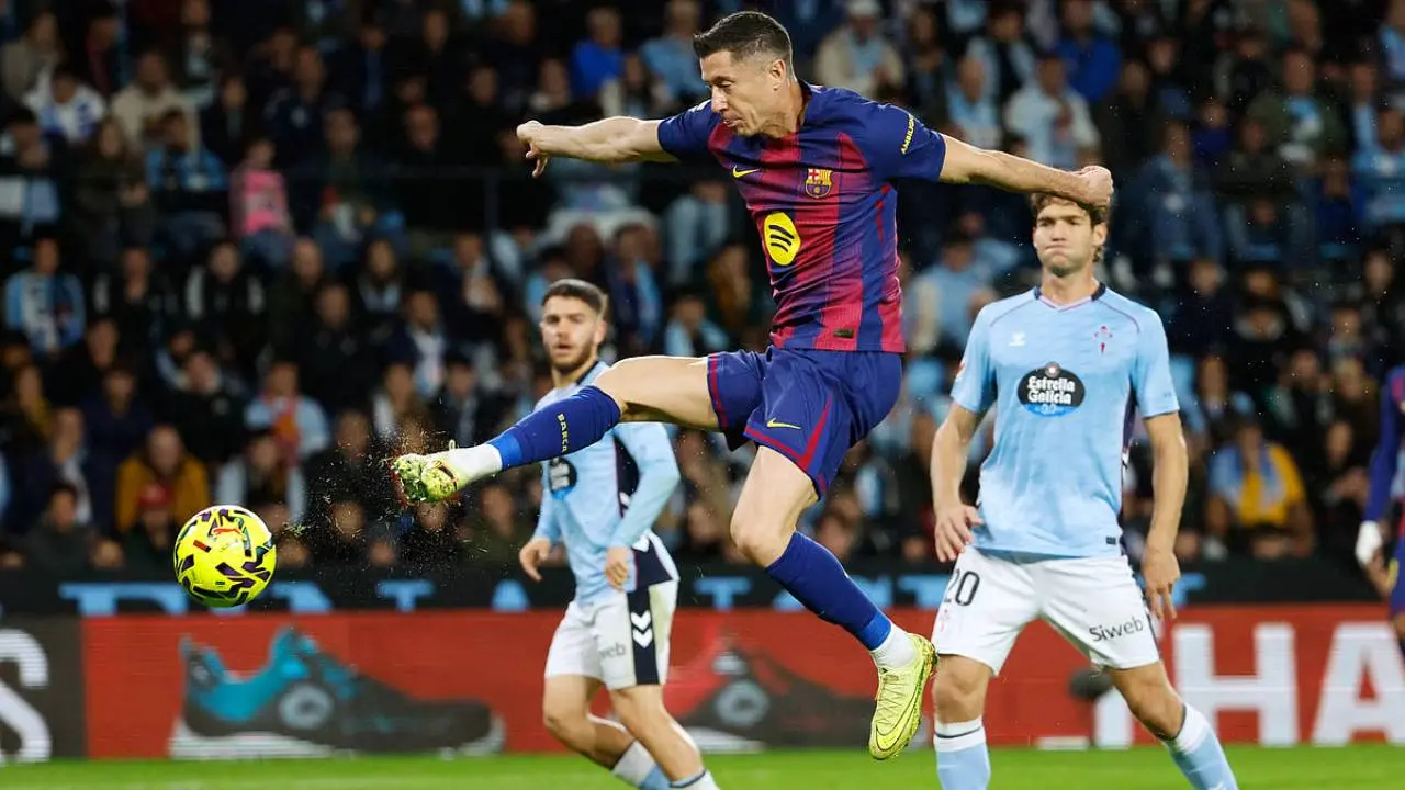 Hat Trick Robert Lewandowski Antar Barcelona Bungkam Celta Vigo 4 2 Di La Liga