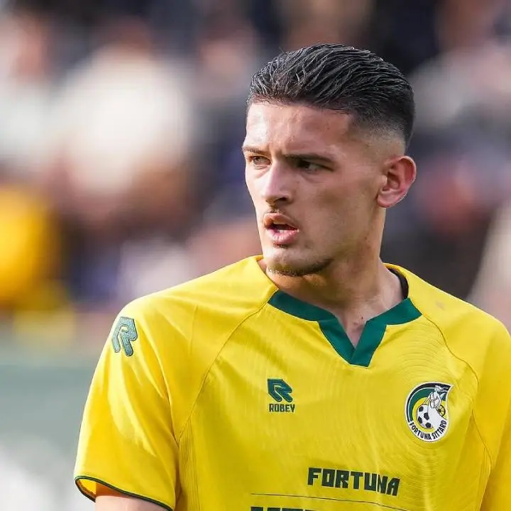 Baru Beberapa Menit di Lapangan, Justin Hubner Langsung Kena Kartu Merah di Laga Fortuna Sittard Kontra Ajax