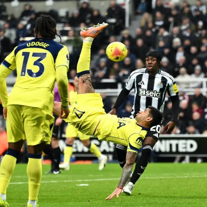 Brace Dramatis Cristian Romero Gagalkan Kemenangan Newcastle, Tottenham Curi Poin di St. James’ Park