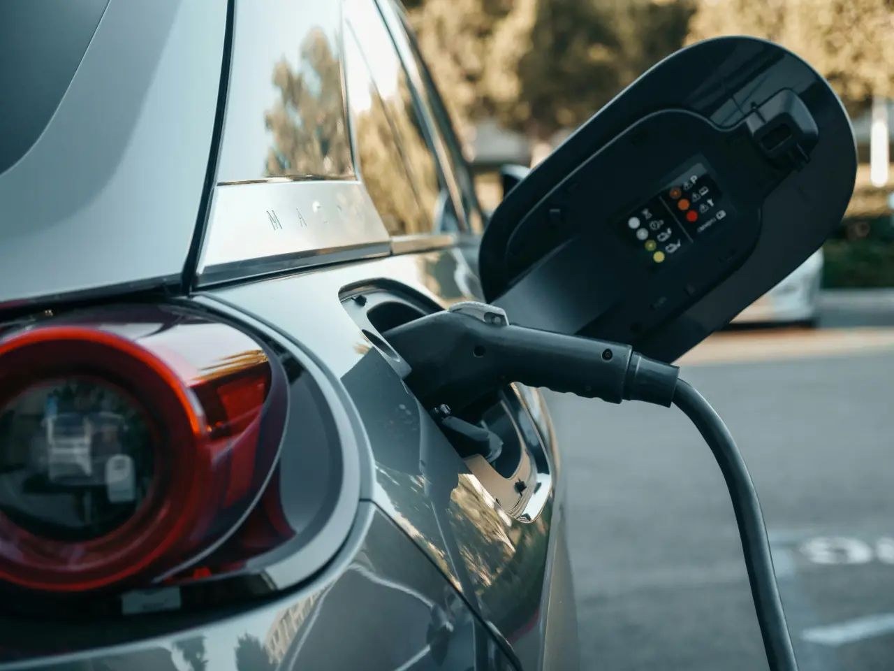 Bukan 100 Persen, Ini Cara Cerdas Isi Mobil Listrik di SPKLU Agar Cepat Sampai Tujuan