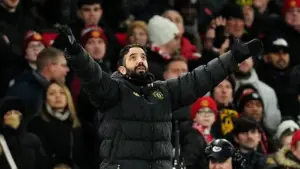 Gary Neville Terkejut MU Pecat Amorim Mendadak, Sebut Keputusan Buruk