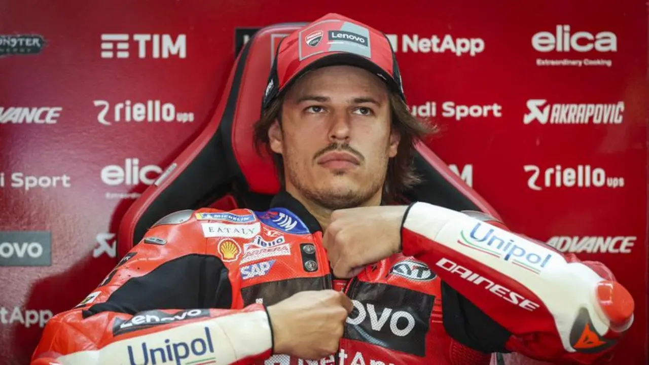 Ducati ingin Bulega bertahan di WSBK, sementara sang pebalap menargetkan MotoGP 2027. Peluang debutnya kian tipis di tengah kursi yang cepat terisi.