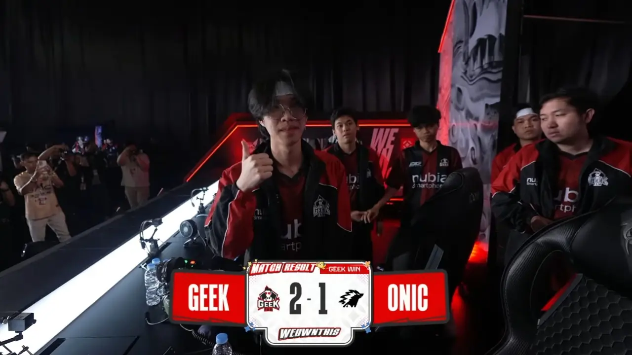 Hasil Mpl Id S17 Hari Ke 3 Pekan Ke 5 Geek Fam Menang Dramatis 2 1 Atas Onic Esports