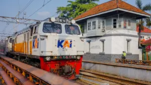 KRL Commuter Line dan KA Argo Bromo Anggrek Tabrakan di Bekasi Timur