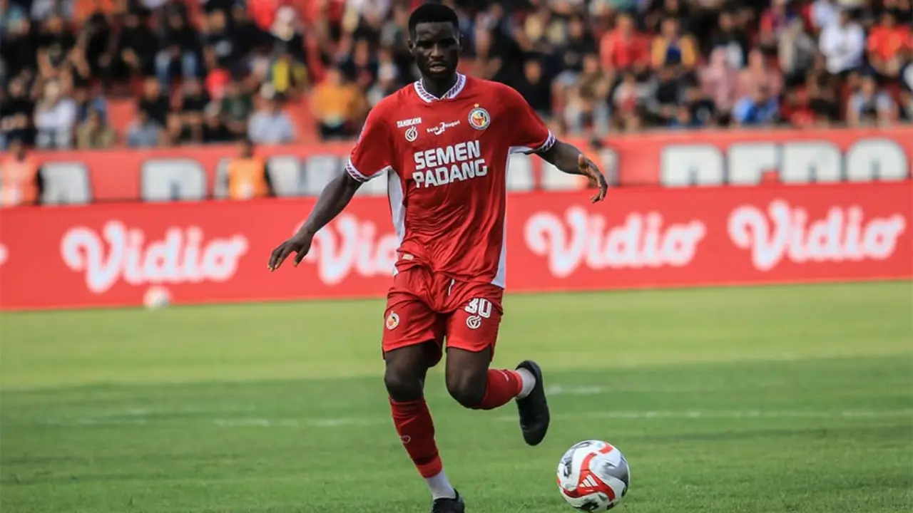 Cedera Hamstring Alhassan Wakaso Dipastikan Absen Saat Semen Padang Hadapi Persebaya Surabaya
