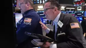 Wall Street Terkoreksi Usai Profit Taking Saham AI, Dow Pernah Sentuh Rekor Intraday