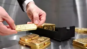 Emas Menguat Usai Data Ketenagakerjaan AS Melemah, Minyak Turun